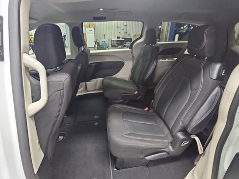 Used 2023 Chrysler Voyager LX image 14