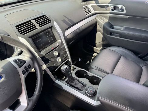 Used 2015 Ford Explorer XLT w/ Equipment Group 202A AWD/4WD image 15