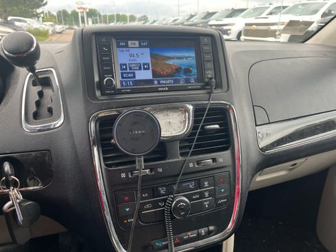 Used 2012 Chrysler Town & Country Touring w/ Entertainment Group #1 FWD image 9