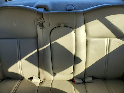 Used 2006 Lincoln Town Car Signature Limited image 23