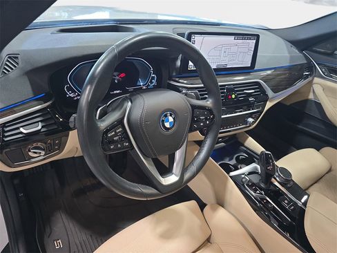 Certified 2023 BMW 530e w/ Premium Package image 13