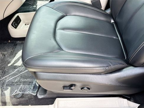 Used 2023 Chrysler Pacifica Touring-L FWD image 19