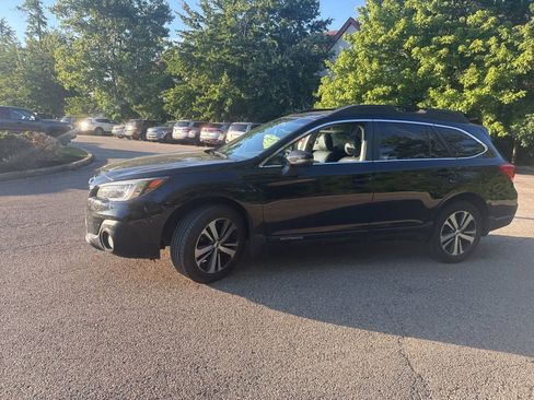 Used 2018 Subaru Outback 3.6R Limited AWD/4WD image 11
