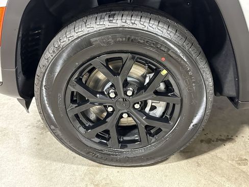 New 2025 Jeep Grand Cherokee L Altitude image 25