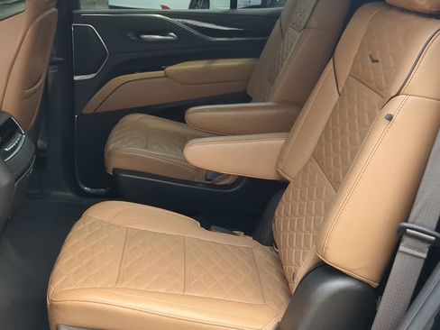 Used 2021 Cadillac Escalade Premium Luxury AWD/4WD image 21