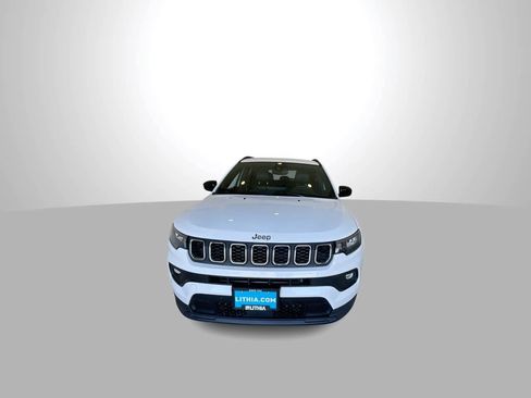 Used 2024 Jeep Compass Latitude image 3