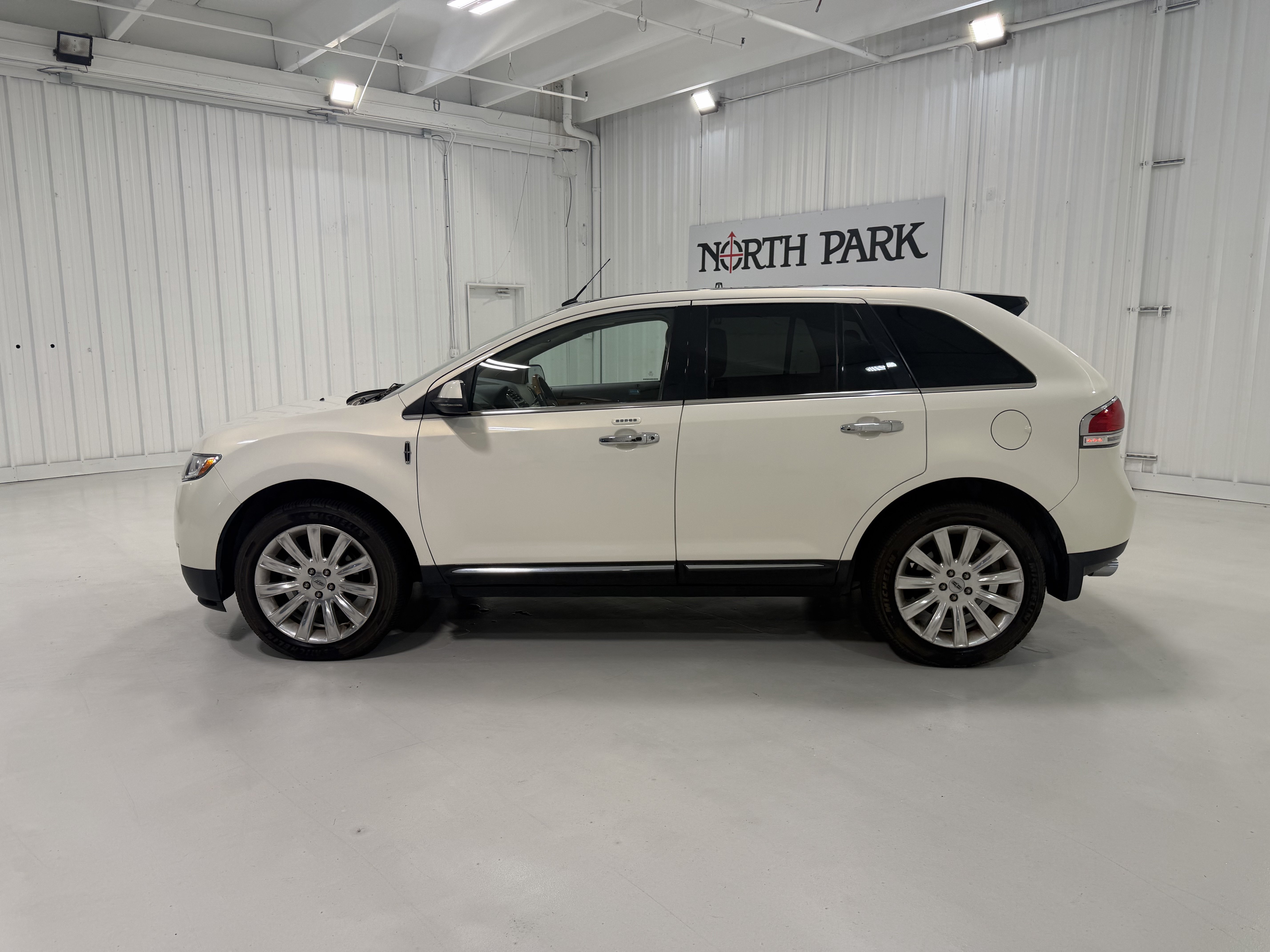 Used 2012 Lincoln MKX FWD image 5