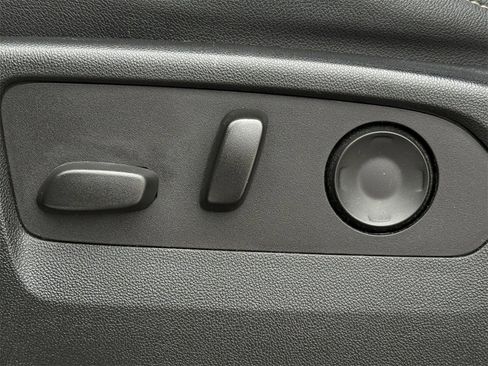 Used 2022 GMC Yukon XL SLT w/ SLT Premium Package image 24