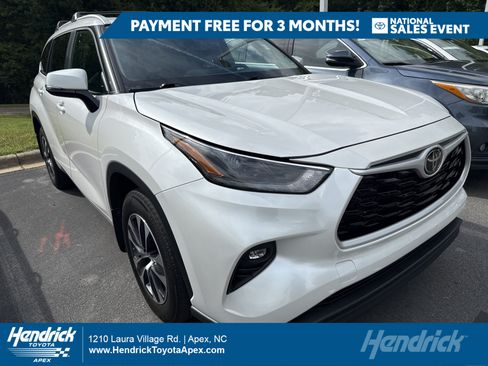 Used 2024 Toyota Highlander XLE FWD image 1