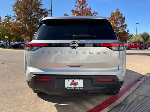 Used 2025 Nissan Pathfinder SV image 7