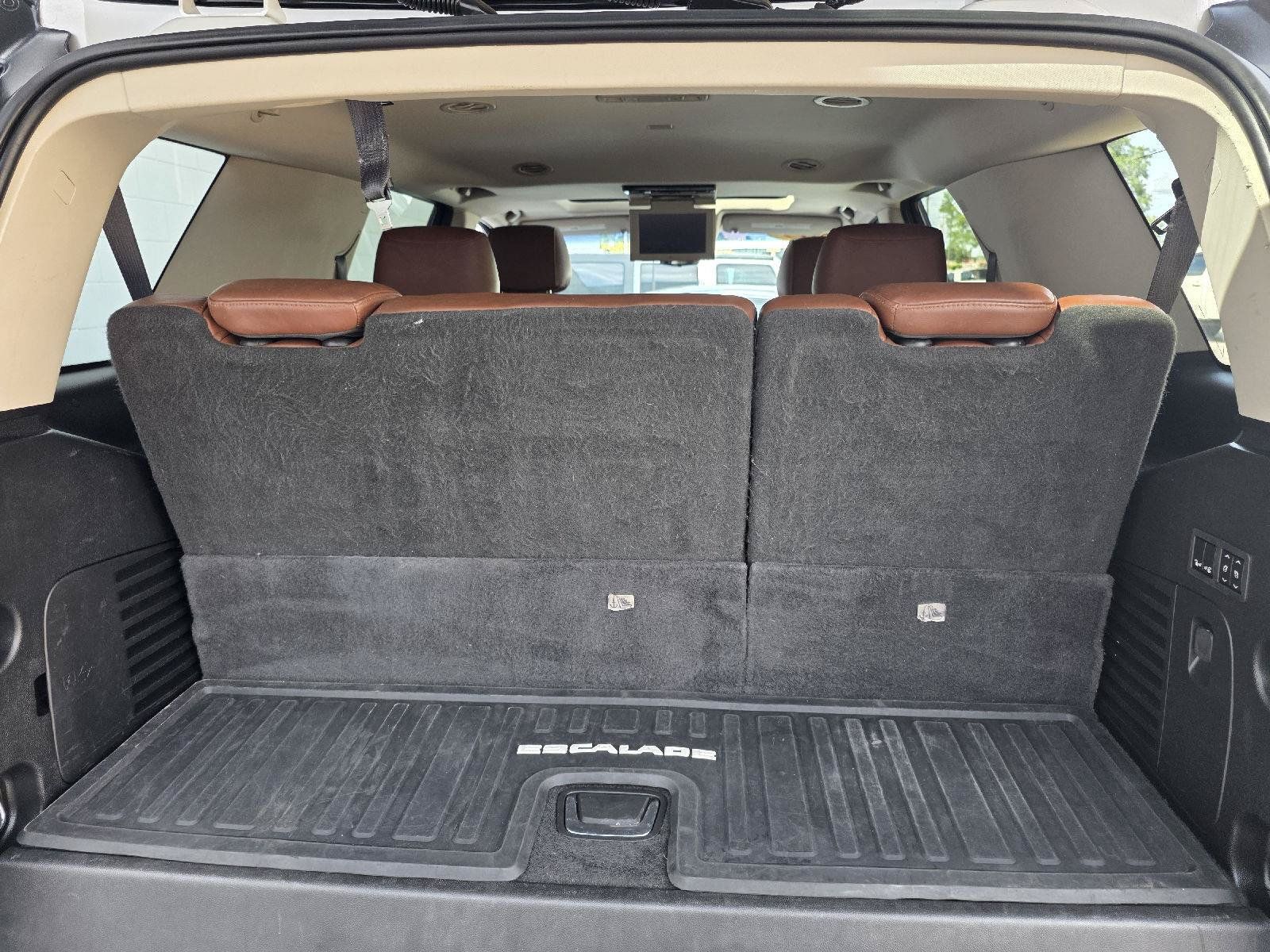 Used 2019 Cadillac Escalade Premium Luxury w/ LPO, Radiant Package AWD/4WD image 17