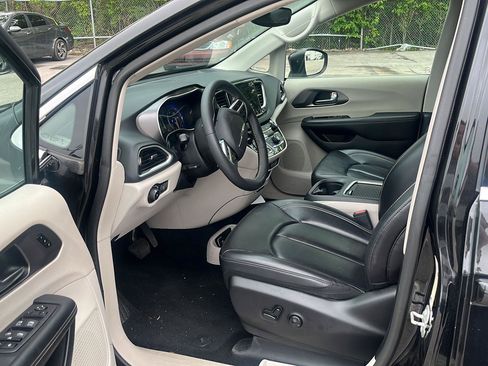 Used 2023 Chrysler Pacifica Touring-L FWD image 7