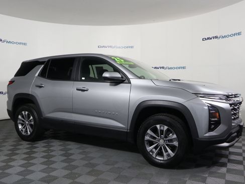 Used 2025 Chevrolet Equinox LT image 4