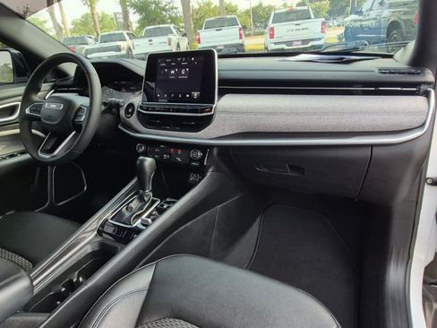 Used 2025 Jeep Compass Latitude AWD/4WD image 19