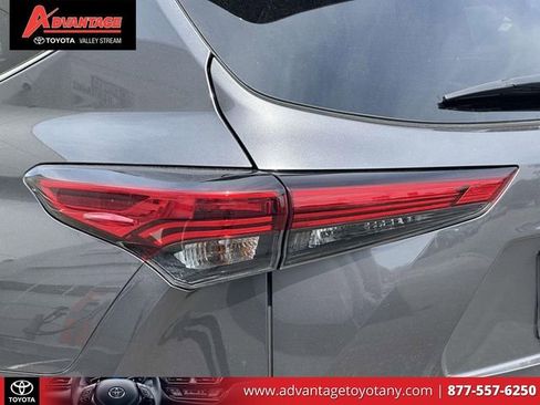 Used 2023 Toyota Highlander XLE AWD/4WD image 13