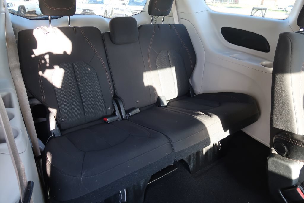 Used 2018 Chrysler Pacifica Touring w/ Security Group FWD image 9