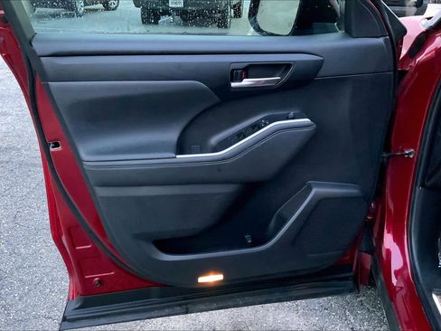 Used 2023 Toyota Highlander XLE image 20