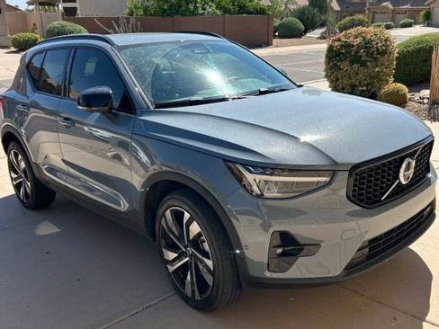 Used 2023 Volvo XC40 B5 Plus w/ Driver Assist Package AWD/4WD image 4