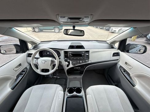 Used 2012 Toyota Sienna LE image 30