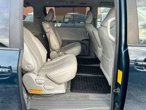 Used 2012 Toyota Sienna XLE image 25