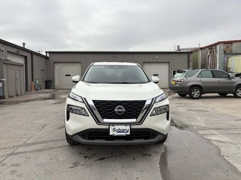 Used 2023 Nissan Rogue SV image 2