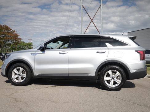 Used 2022 Kia Sorento LX FWD image 2
