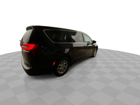 Used 2025 Chrysler Pacifica Select FWD image 2