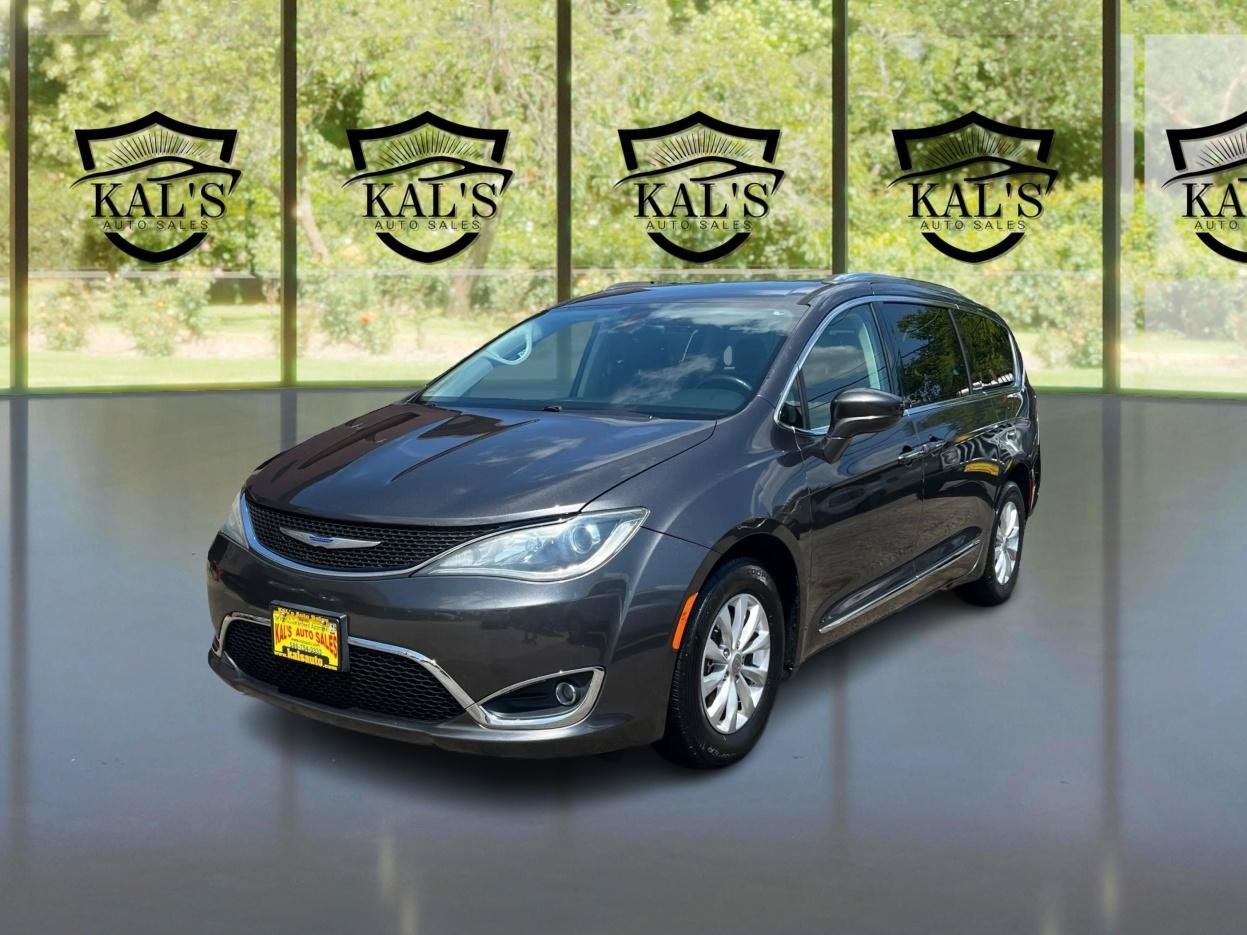 Used 2019 Chrysler Pacifica Touring-L FWD image 1