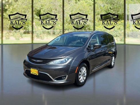 Used 2019 Chrysler Pacifica Touring-L FWD image 1