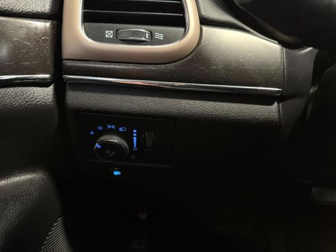 Used 2017 Jeep Grand Cherokee Limited w/ Luxury Group II image 32