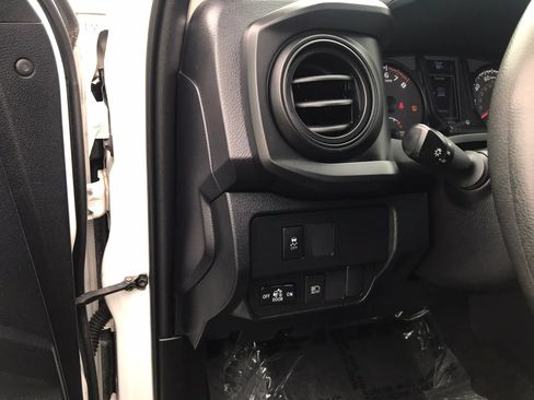 Used 2020 Toyota Tacoma SR w/ SX Package AWD/4WD image 13