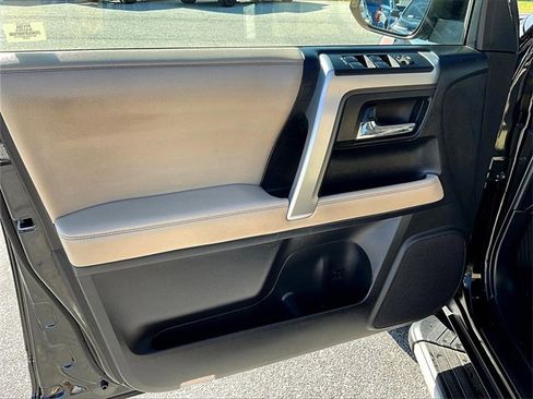 Used 2022 Toyota 4Runner SR5 Premium image 9