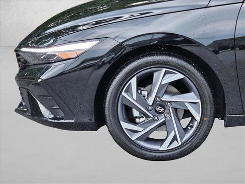 Certified 2025 Hyundai Elantra Limited FWD image 10