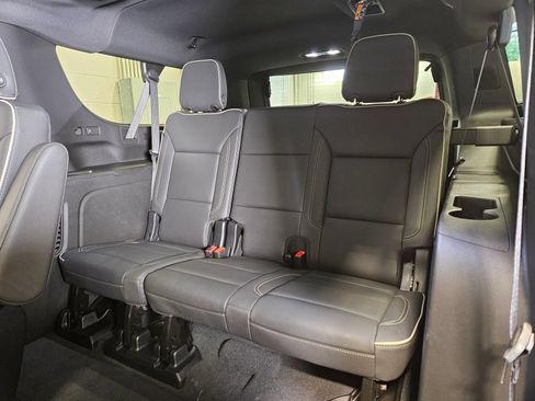 Used 2025 Chevrolet Suburban Premier AWD/4WD image 15