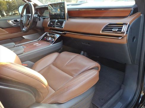 Used 2024 Lincoln Navigator Reserve image 9