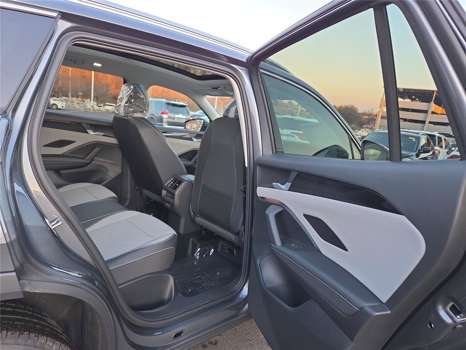 Used 2026 Volkswagen Tiguan SE AWD/4WD image 28