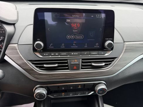 Used 2025 Nissan Altima 2.5 SV FWD image 24
