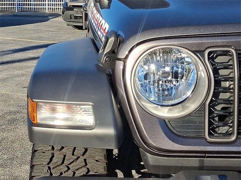 Used 2024 Jeep Gladiator Sport image 9