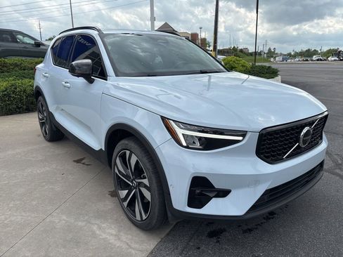 Used 2024 Volvo XC40 B5 Plus w/ Protection Package Premier AWD/4WD image 4