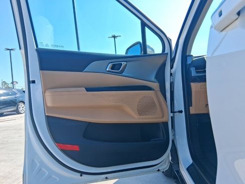 Used 2024 Kia Carnival LX image 17