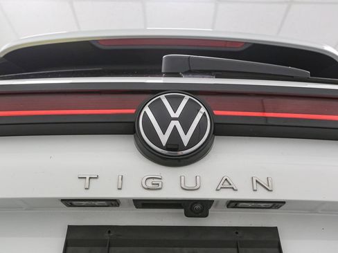 Used 2025 Volkswagen Tiguan SE w/ Panoramic Sunroof Package AWD/4WD image 13