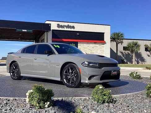 Used 2019 Dodge Charger R/T w/ Blacktop Package image 3