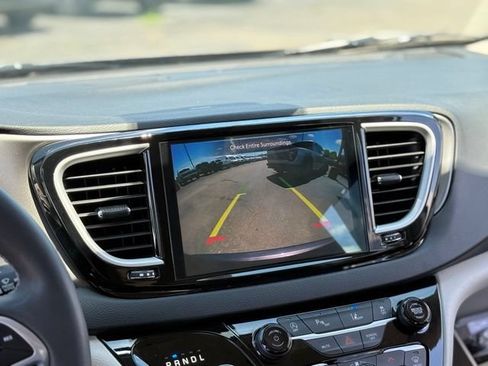 Used 2023 Chrysler Pacifica Touring-L FWD image 3