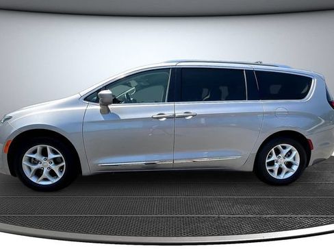 Used 2020 Chrysler Pacifica Touring-L w/ Tire & Wheel Group FWD image 8