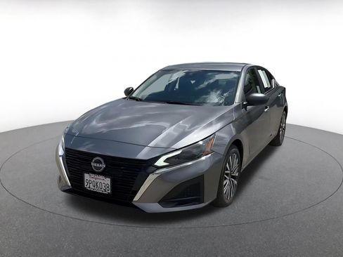 Used 2025 Nissan Altima 2.5 SV FWD image 7