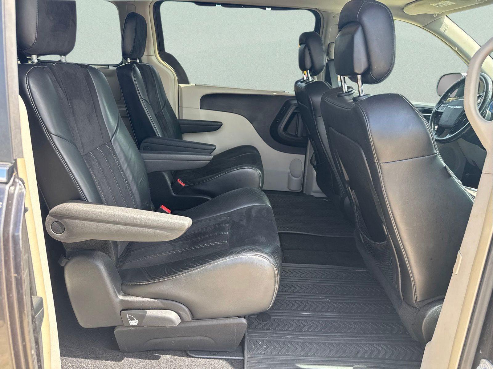 Certified 2016 Chrysler Town & Country Limited FWD image 10