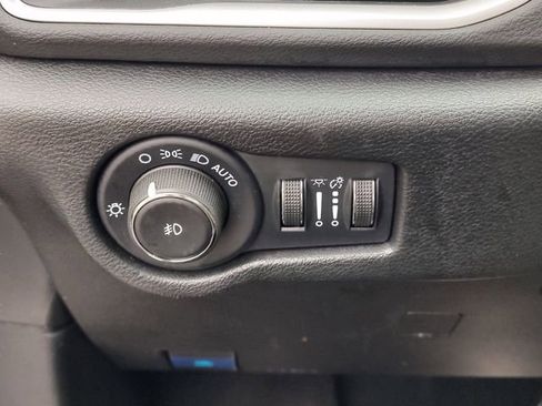 Used 2025 Chrysler Pacifica Select FWD image 23