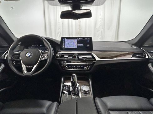 Used 2023 BMW 530e xDrive w/ Premium Package image 9