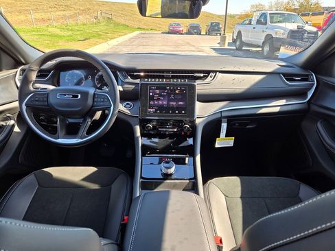 New 2025 Jeep Grand Cherokee Altitude image 16