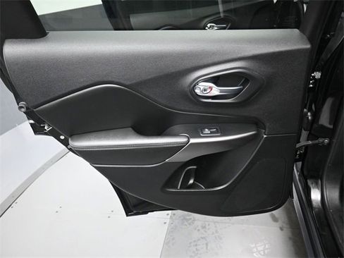 Used 2019 Jeep Cherokee Latitude w/ Cold Weather Group image 27